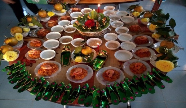 Mâm cúng đầy tháng của bé trai thông thường sẽ là chè đậu trắng, đậu đỏ.