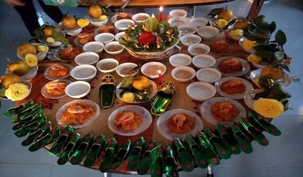 Mâm cúng đầy tháng của bé trai thông thường sẽ là chè đậu trắng, đậu đỏ.