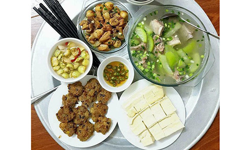 Me tre khoe bua trua ngon lanh, hoi chi em van che len che xuong