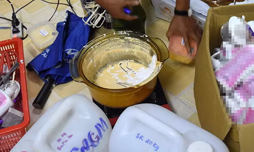 Nu giam doc 9X buc xuc khi cong an pha khoa, kham xet kho my pham