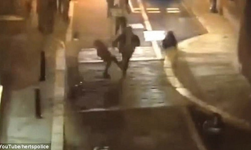 Nghi phạm bị ngáng chân giữa đường.