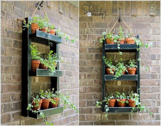 8. Tận dụng gỗ để đóng kệ lên tường. Đặt những chậu cây mini lên từng ngăn kệ để bạn có được góc nhỏ đẹp nhẹ nhàng và tiện ích.