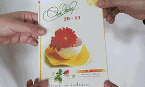 Co giao mam non “khoc thet” khi nhan duoc qua tang 20/11