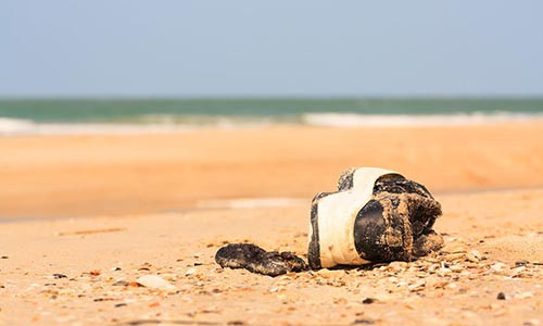 Một chiếc giày đặt trên cát (Ảnh minh họa)