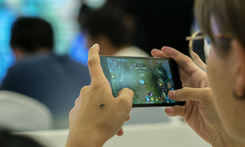 Cũng có lần, vì khá “ham muốn” nên anh Quân “gợi ý” nhưng mãi rồi chị Hoài mới chịu hạ điện thoại xuống (Ảnh minh họa)