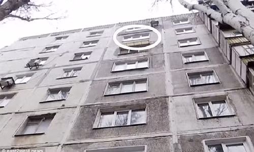 Cửa sổ tầng tám này được cho là nơi người đàn ông đã nhảy xuống.