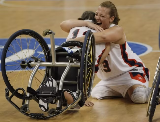 Christina Ripp và Loraine Gonzales của đội bóng rổ Paralympic Hoa Kỳ ăn mừng sau khi giành chiến thắng trong trận đấu với Đức tại giải bóng rổ xe lăn.