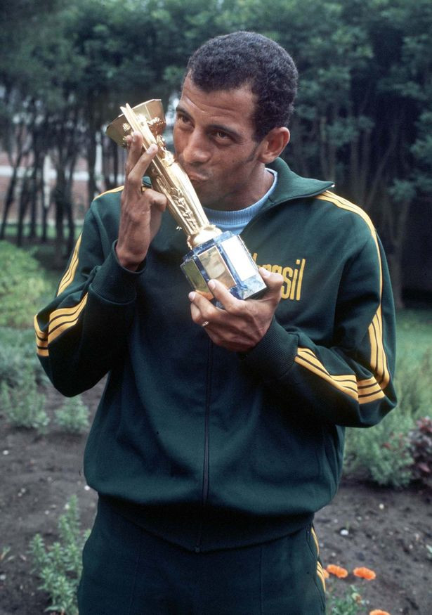 Đội trưởng đội tuyển Brazil ăn mừng chiếc cúp vô địch năm 1970.