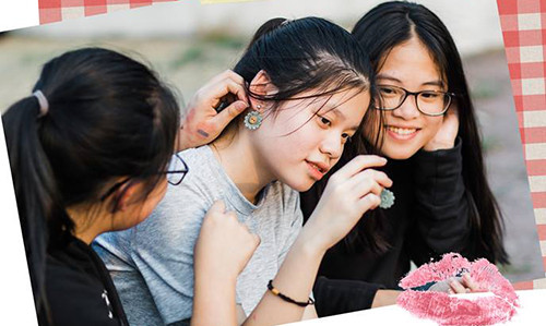 Thiết kế cho cuốn sách là cô con gái "ẩm ương" dạo nào của tác giả. Ảnh: Hà Linh