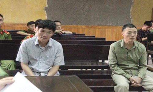 Hai bị cáo Thịnh, Vượng tại phiên tòa.