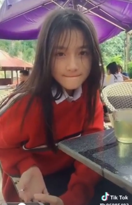 Khoảnh khắc của cô nàng gây sốt cộng đồng mạng. Ảnh cắt từ clip.