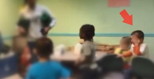 Anh trai khóc khi thấy em bị đánh - Ảnh: ABC News