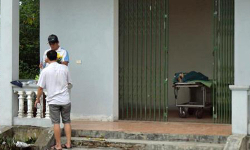 Người nhà làm thủ tục đưa ông Hùng về quê an táng. Ảnh: VNN