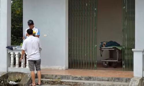 Người nhà làm thủ tục đưa ông Hùng về quê an táng. Ảnh: VNN