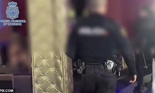 CLB tinh duc bi dot kich vi nghi lua khach hang “ngoan muc”