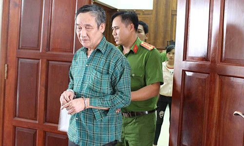 Day hang xom xuong gieng, bi cao keu oan suot 4 phien toa