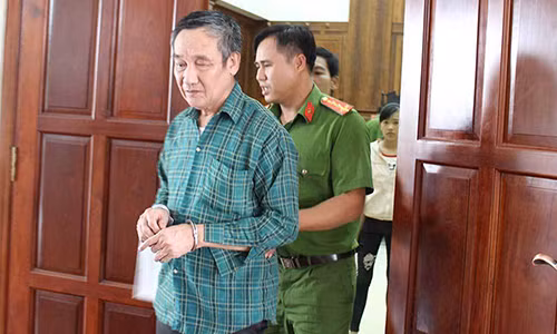 Day hang xom xuong gieng, bi cao keu oan suot 4 phien toa