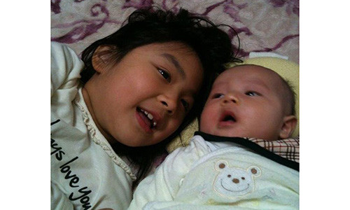 Lúc còn sống, bé Nhật Linh rất yêu quý em trai.