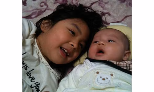 Lúc còn sống, bé Nhật Linh rất yêu quý em trai.