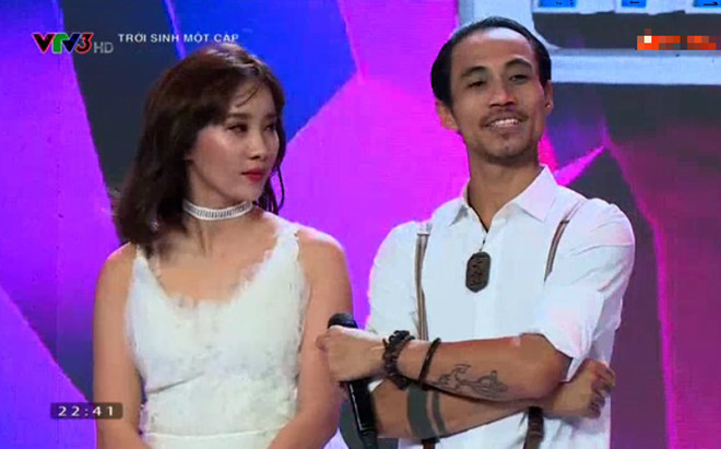 Cặp thí sinh - huấn luyện viên khá căng thẳng khi nghe phần nhận xét nhiều lời chê. Ảnh: Chụp màn hình.