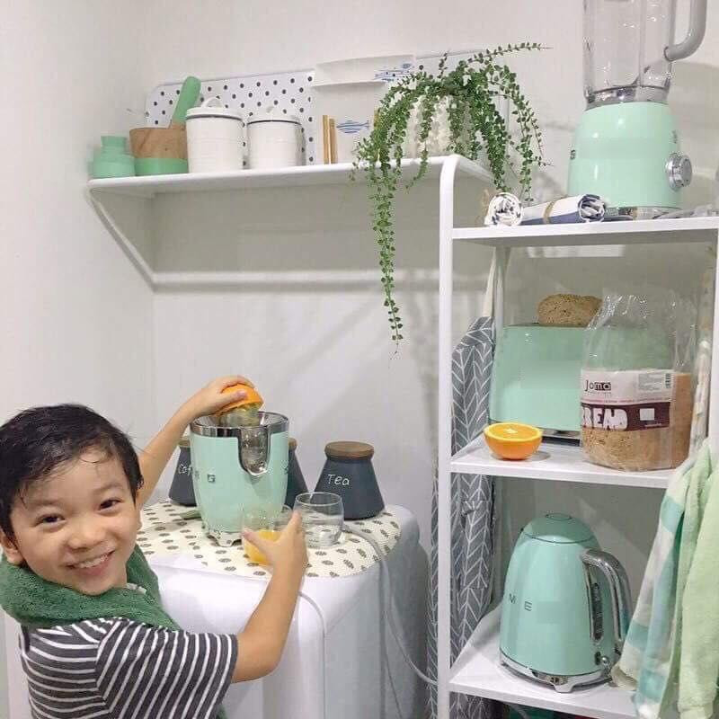 Căn hộ khá rộng rãi, có thiết kế đơn giản, phòng khách sát với ban công lớn nên rất sáng..