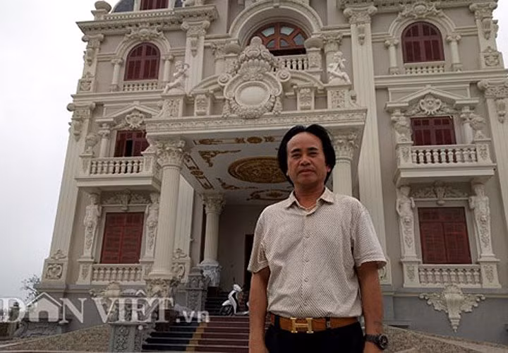 Ông Nguyễn Văn Khuê ở xã Hải Minh là một doanh nhân thành đạt bên tòa lâu đài mất gần 100 tỷ đồng tiền xây dựng. (Ảnh: Báo Dân Việt)