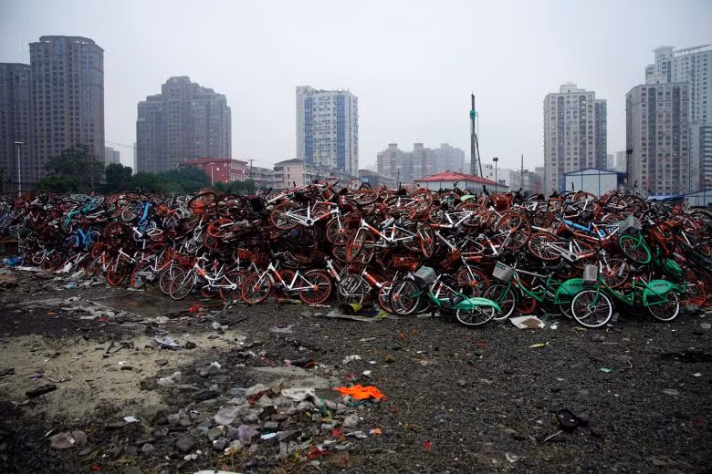 Xe nhiều màu sắc bị bỏ hoang ở Thượng Hải.