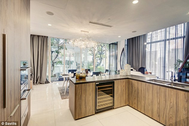 Căn bếp với hai bồn rửa và tủ rượu vang.