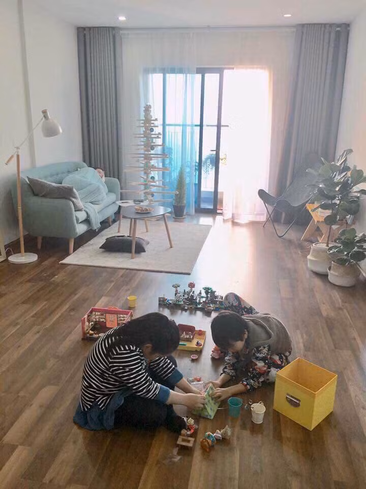 Hiện tại, Ngọc Khuê không còn thường xuyên tham gia nghệ thuật mà tập trung cho công việc giảng dạy thanh nhạc tại trường Đại học Văn hóa Hà Nội. Nữ ca sĩ đã có một cậu con trai rất đáng yêu. Ít khi chia sẻ về không gian sống nhưng mới đây, nữ ca sĩ đã hé lộ nhiều góc trong căn hộ hiện đại của mình vì đang muốn bán lại để đầu tư vào một dự án âm nhạc. Căn chung cư của Ngọc Khuê nằm trên tầng 30 của một khu căn hộ cao cấp trên đường Hồ Tùng Mậu, Quận Cầu Giấy, Hà Nội, có diện tích sàn 93m2. Vì nằm trên tầng cao nên nhà rất thoáng và có view bên ngoài rất đẹp.