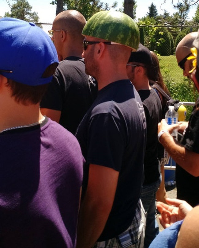 Ăn xong còn có cái để đội đầu che nắng.