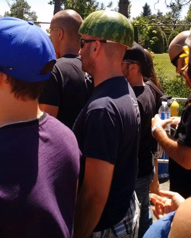 Ăn xong còn có cái để đội đầu che nắng.