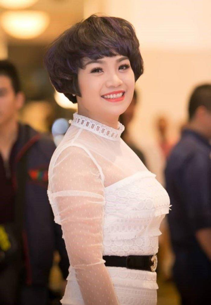 Ngọc Khuê - nữ ca sĩ sinh năm 1983 là cái tên không còn xa lại với khán giả Việt nhiều năm trước đây với những bài hát nổi tiếng như "Chuồn chuồn ớt"," Bà tôi", "Bên bờ ao nhà mình",... Giọng ca trong trẻo, thánh thót, mang đặc trưng của dòng nhạc dân gian đã tạo nên "thương hiệu" của một Ngọc Khuê lạ lẫm, mang đến nhiều ấn tượng sâu đậm trong lòng người yêu nhạc.