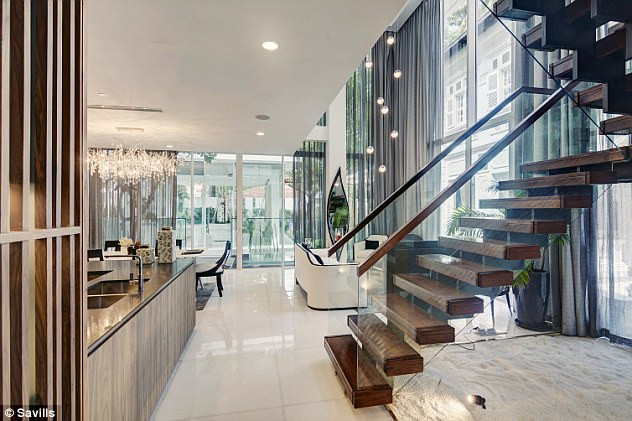 Cầu thang được thiết kế tinh tế dẫn lên phòng ngủ.