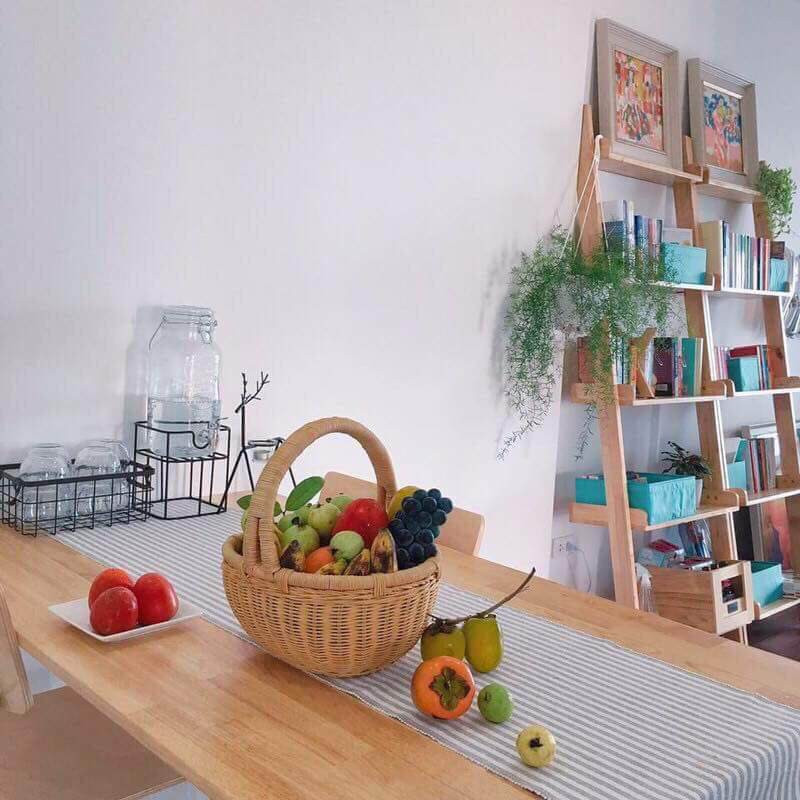 Đồ đạc trong nhà được sắp xếp gọn gàng, ngăn nắp.