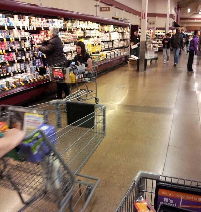 Đi nhiều mỏi chân nên ngồi nghỉ ngơi thôi mà.