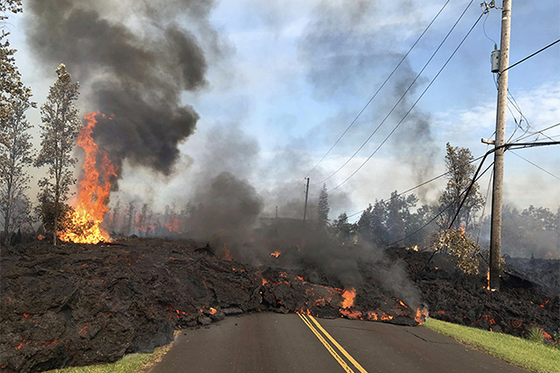 Dung nham núi lửa tràn xuống đường quốc lộ.