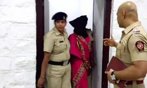 Pradnya Survase đang bị cảnh sát áp giải.