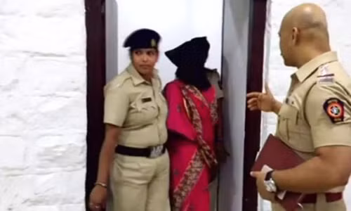 Pradnya Survase đang bị cảnh sát áp giải.