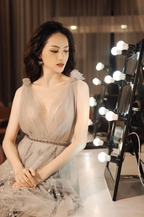 Trang phục Hương Giang sẽ trình diễn với vị trí vedette.