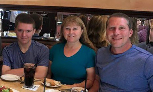 Scott Kologi (trái) và cha mẹ. Ảnh: FACEBOOK