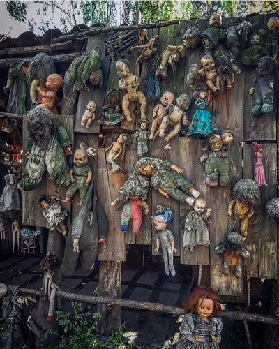 Đảo búp bê, Mexico: Hòn đảo kỳ lạ này gắn với câu chuyện về một bé gái bị chết đuối. Cha của cô bé tin rằng những con búp bê chứa linh hồn của con gái mình nên gia đình đã đem tất cả những con búp bê bị bỏ rơi lên hòn đảo này.