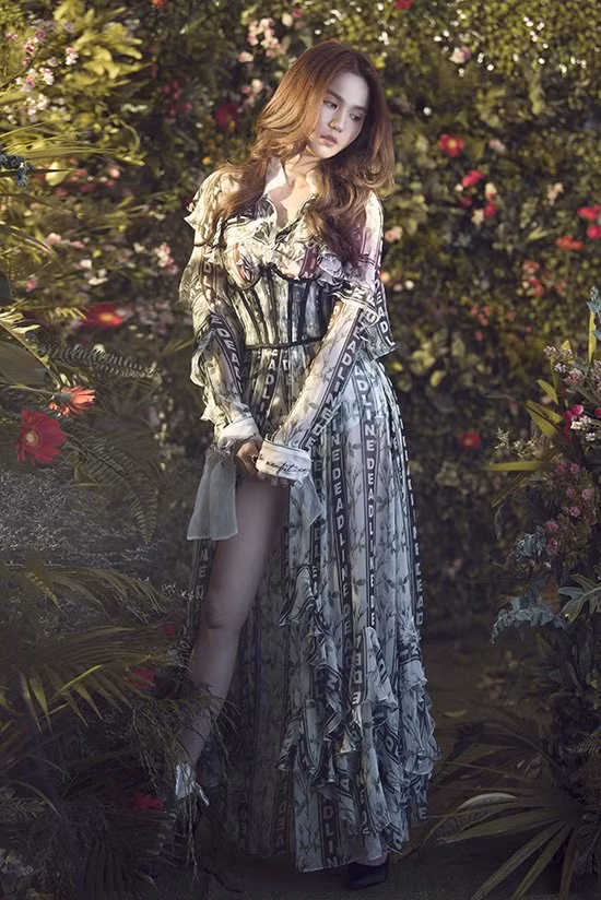 Bộ ảnh mang tên 'Thứ sáu của chị' là sự hợp tác giữa Ngọc Trinh và NTK Công Trí.