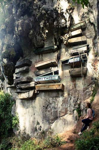 Những chiếc quan tài treo ở Sagada, Philippines: Người dân ở vùng đất này treo những chiếc quan tài lên vách đá và tin rằng chiếc quan tài nào càng được treo cao thì người đó càng sớm đến thiên đường.