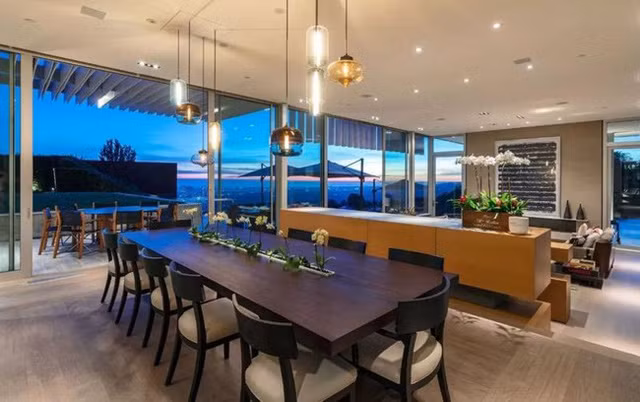 Không gian mở, không có vách ngăn chia 3 khu vực bàn tiếp khách, quầy bar và bàn ăn.