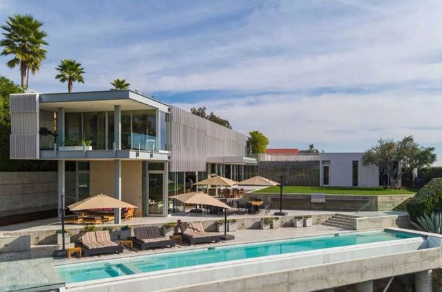 Được thiết kế vào năm 2012, căn biệt thự sang trọng này tọa lạc ngay tại Hollywood – trung tâm lịch sử điện ảnh nức tiếng thế giới của Mỹ. Biệt thự có diện tích 836m², gồm 5 phòng ngủ, 8 phòng tắm, một bể bơi ngoài trời, rạp chiếu phim riêng và khu spa.