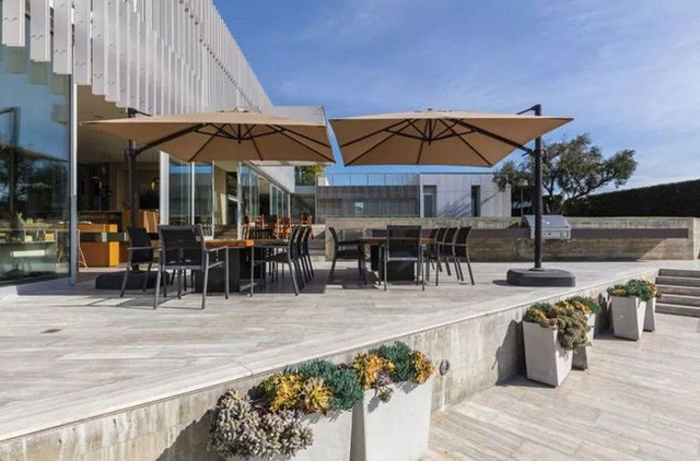 Khu vực ngoài trời rộng rãi, tràn ngập màu sắc thiên nhiên.