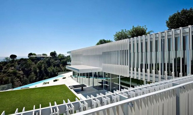 Nhìn từ bên ngoài, những lớp cửa sổ dạng xếp tầng tầng lớp lớp là một điểm nhấn ấn tượng. Thiết kế này giúp thay đổi cách đón ánh sáng, đồng thời phát huy tác dụng trang trí đẹp mắt.