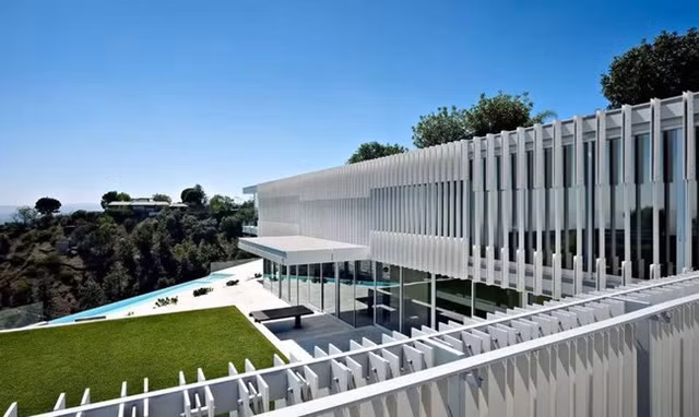 Nhìn từ bên ngoài, những lớp cửa sổ dạng xếp tầng tầng lớp lớp là một điểm nhấn ấn tượng. Thiết kế này giúp thay đổi cách đón ánh sáng, đồng thời phát huy tác dụng trang trí đẹp mắt.