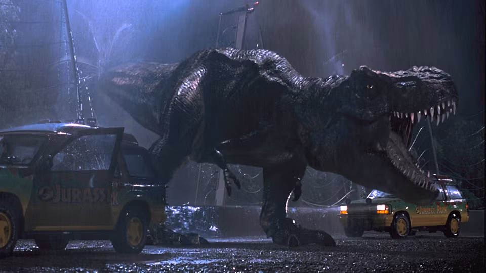 Khủng long bạo chúa T-Rex (Series Jurassic Park - 1993, Jurassic World, 2016, 2018): Cao tới 20 feet (hơn 6 m) và nặng 8 tấn, khủng long bạo chúa gần như đi vào lịch sử điện ảnh với hình tượng bất hủ. Một con dã thú đã tuyệt chủng hàng ngàn năm trước đây bỗng nhiên xuất hiện trở lại trên màn ảnh và trở thành cơn ác mộng của con người. Jurassic Park cũng là một trong những bộ phim kinh điển của điện ảnh thế giới khi nhắc về dòng phim quái vật.