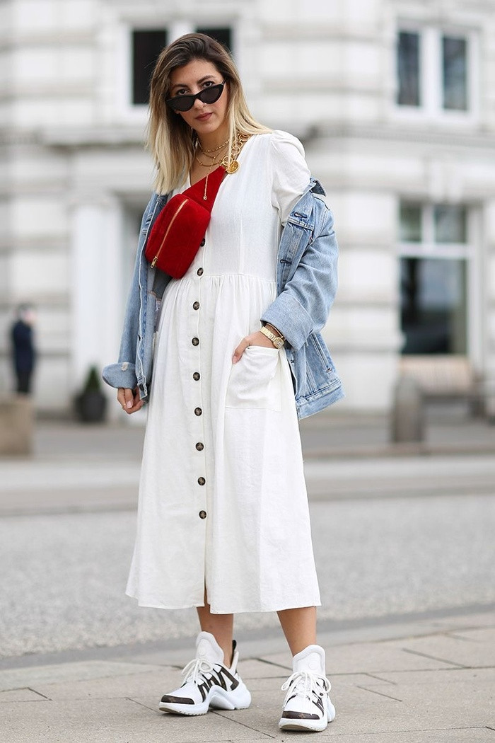 6. Giày Dad Sneaker Đối với những ngày bạn không muốn đi lênh kênh trên những đôi giày cao gót, bạn hãy chọn giày Dad Sneaker to sụ. Đôi giày này có thể mix đa dạng với nhiều phong cách khác nhau từ thể thao, khỏe khoắn cho đến nữ tính, điệu đà. 6. Giày Dad Sneaker Đối với những ngày bạn không muốn đi lênh kênh trên những đôi giày cao gót, bạn hãy chọn giày Dad Sneaker to sụ. Đôi giày này có thể mix đa dạng với nhiều phong cách khác nhau từ thể thao, khỏe khoắn cho đến nữ tính, điệu đà.